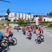 Photo des cyclistes de Policiers contre le cancer arrivant au Détachement de la GRC de Mission.