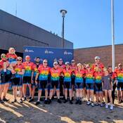 Photo des cyclistes de Policiers contre le cancer et de l’inspecteur Ray Monsef.