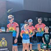 Photo d’une présentation entre un cycliste de Policiers contre le cancer et l’inspecteur Ray Monsef.