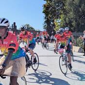 Photo des cyclistes de Policiers contre le cancer quittant le Détachement de la GRC de Mission.