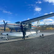 Photo d’un agent de la GRC et d’un agent de conservation effectuant les vérifications d’avant-vol de l’hydravion de la GRC avant le départ.