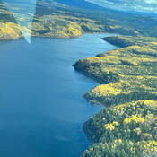 Les collectivités du Nord-Ouest de la Colombie-Britannique sont reliées par plus que des routes. Vue du ciel, la beauté sauvage de la région d’Atlin met en évidence à la fois son isolement et sa résilience.