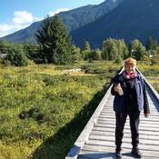 Photo de Laureen Fabian debout sur une passerelle en bois
