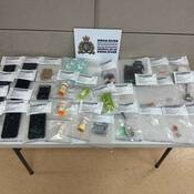 Dix personnes ont été arrêtées et font face à des accusations de trafic de drogue à la suite de l’exécution de mandats de perquisition dans quatre résidences de Swan River les 1er et 2 octobre.