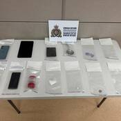Dix personnes ont été arrêtées et font face à des accusations de trafic de drogue à la suite de l’exécution de mandats de perquisition dans quatre résidences de Swan River les 1er et 2 octobre.