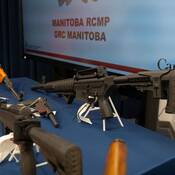 L’Équipe intégrée d’application de la loi du Manitoba (EIILM) a saisi 13 armes à feu et environ 20 000 munitions après avoir exécuté des mandats de perquisition dans deux résidences de la municipalité rurale de West St. Paul le 11 septembre.