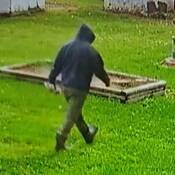 Le Détachement de la GRC de Blue Hills est à la recherche de ce suspect relativement à une introduction par effraction survenue le 2 octobre dans une résidence de Forrest. Il a été vu au volant d’une Toyota 4Runner de couleur claire.