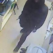 La GRC cherche à identifier ce suspect à la suite d’un vol à main armée commis dans un commerce de Dauphin le 8 octobre.