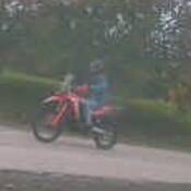 Le Détachement de Digby mène une enquête sur un délit de fuite impliquant une moto tout-terrain qui a percuté un cycliste. La moto tout-terrain est une Honda rouge et blanche. Le conducteur portait des vêtements verts et bleus ainsi qu’un casque de couleur foncée.