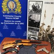photo ci-jointe des objets saisis. Les deux répliques d’armes à feu photographiées ici sont impossibles à distinguer des armes à feu légitimes également saisies.