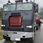 Un camion semi-remorque immatriculé en Alberta, sans grille avant ni essuie-glaces, et avec un pare-brise fissuré et d’autres défauts, intercepté par la Patrouille routière de la Colombie-Britannique