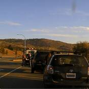 Une Toyota Matrix et une Jeep Liberty sur le point d’être remorquées sur la Route 5. Deux boîtes d’appareils de détection approuvés au premier plan
