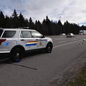 Un gilet de police jaune froissé marque l’endroit où Tobin Haas a blessé un agent de la BC Highway Patrol en prenant la fuite lors d’un contrôle routier