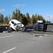 Une Toyota Tacoma noire et une Toyota Rav 4 blanche ont été lourdement endommagées lors d’une collision frontale survenue sur la route 5