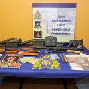 photo des armes, de la drogue et de l’argent saisis à New Haven