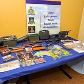 photo des armes, de la drogue et de l’argent saisis à New Haven