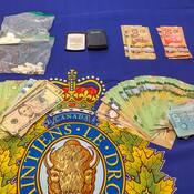 photo de la drogue, de l’argent comptant et du matériel saisi par l’équipe provinciale JET