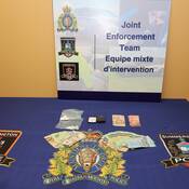 photo de la drogue, de l’argent comptant et du matériel saisi par l’équipe provinciale JET