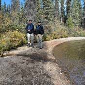 Des agents de conservation sur la rive du lac Hottah.