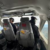 Photo prise depuis l’intérieur de l’hydravion de la GRC.