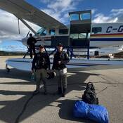 Le pilote Longpre de la GRC et deux agents de conservation prêts pour l’opération Swamp Donkey, debout à côté de l’hydravion de la GRC.