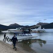Des agents de la GRC et des agents de conservation montent à bord d’un hydravion de la GRC près d’un lac éloigné dans la région de Skeena.