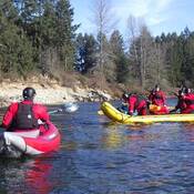 Photo provenant d’une banque d’images et montrant des bénévoles de l’équipe de recherche et de sauvetage de Nanaimo dans des kayaks.