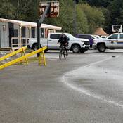 Photo d’un agent du Détachement de la GRC de Massett faisant des démonstrations de sécurité à vélo dans le stationnement de l’école.