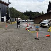 Photo d’un agent du Détachement de la GRC de Massett debout à côté de la course à obstacles mise en place pour les élèves de l’école Chief Matthews.