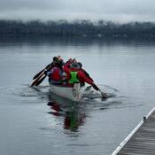 Des pagayeurs à bord du canot « Schéxwem » sur le lac Cultus