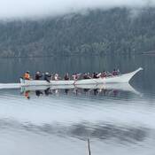 Des pagayeurs à bord du canot « Reconciliation Queen » sur le lac Cultus