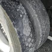 Pneus dont la profondeur de la bande de roulement est insuffisante et avec des rustines complètement lisses