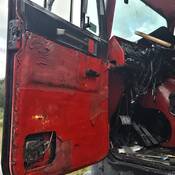 Intérieur du camion-tracteur avec des pièces exposées et brisées ainsi qu’un pare-brise fissuré de façon importante