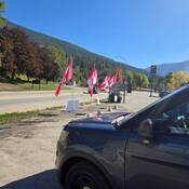 Une voiture de la Patrouille routière de la C.-B. de Revelstoke en poste pour arrêter les automobilistes distraits