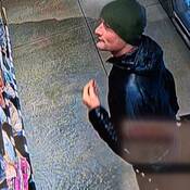 Personne que la police cherche à identifier relativement à un vol signalé dans un commerce de Whitehorse.