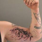 Photo des tatouages que Johnny James Timothy Boys porte sur le bras gauche