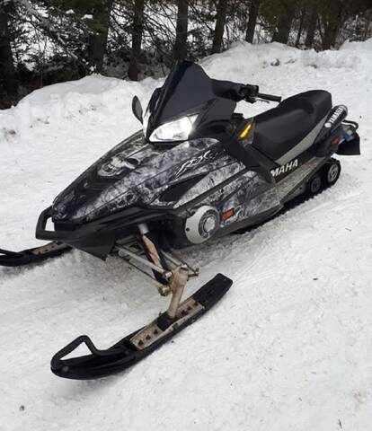 A black and camouflage 2003 Yamaha RX10HB snowmobile with New Brunswick’s licence plate JYE8FA and vehicle identification number JYE8FA0033A00438