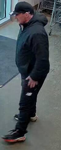 Eng:Thumbnail: Man wearing black pants, jacket and hat.