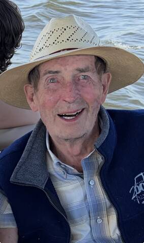 A photo of an elderly male with brown hair, wearing a straw hat. | Une photo d'un homme âgé, portant un chapeau.
