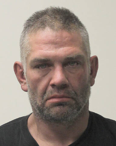 Male with hazel eyes and brown hair. // Homme aux yeux noisette et aux cheveux bruns.