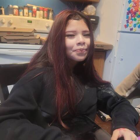 Girl with long dark hair wearing black hoodie | Une jeune fille aux longs cheveux bruns portant un sweat à capuche noir