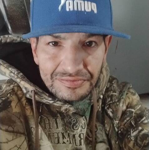 Male with brown eyes and brown, short hair. | Il s'agit d'un homme aux yeux bruns et aux cheveux bruns courts.