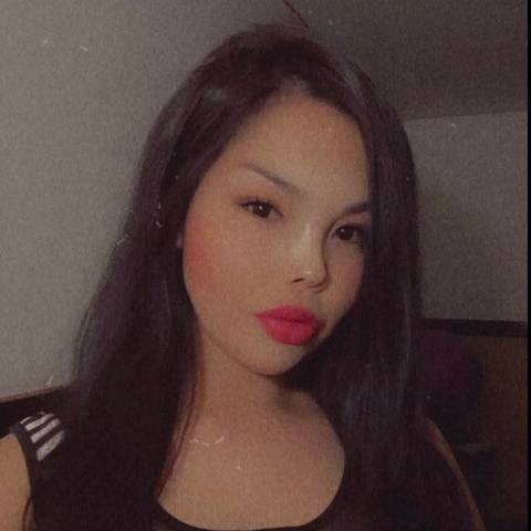 Woman with brown hair and brown eyes | Femme aux cheveux bruns et aux yeux marron