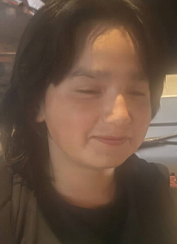 Male with brown eyes and short, brown hair. | Il s'agit d'un garçon aux yeux marron et aux cheveux bruns courts.