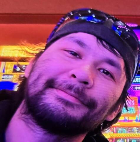 Male who has brown eyes and a brown beard. Please note: Lucas's hair in the photo does not match his current appearance. // Il s'agit d'un homme aux yeux marron et à la barbe brune. Remarque : la coiffure de Lucas sur la photo ne correspond pas à son apparence actuelle.