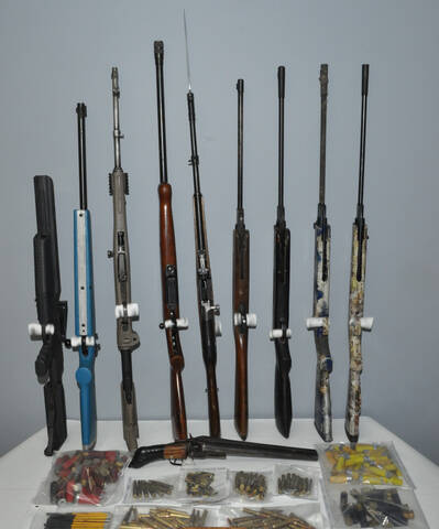 10 firearms and ammunition seized by police. // 10 armes à feu et munitions saisies par la police.