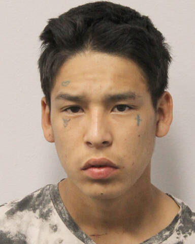 Male with brown eyes and short, black hair. | Un homme aux yeux marron et aux cheveux noirs courts.