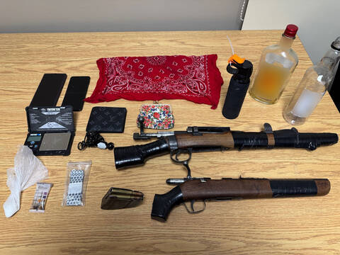 A small quantity of methamphetamine, drug paraphernalia, a loaded firearm magazine, a can of bear mace, and two firearms. // Une petite quantité de méthamphétamine, du matériel servant à la consommation de drogue, un chargeur d'arme à feu chargé, une bombe anti-ours et deux armes à feu.