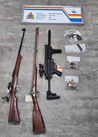 Four firearms and ammunition. | Quatre armes à feu et des munitions.