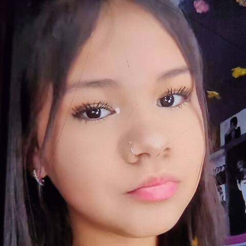 Teenaged girl with dark hair and brown eyes | Adolescente aux cheveux foncés et aux yeux marron